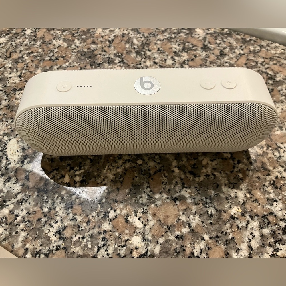 Perfect Condition Beats Pill+ Bluetooth speakers- White
